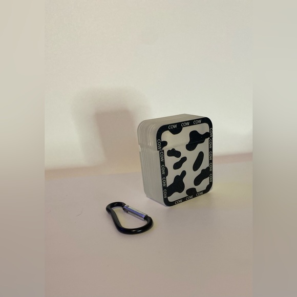 Black and white cow print air pod case (2nd generation) - Picture 4 of 4